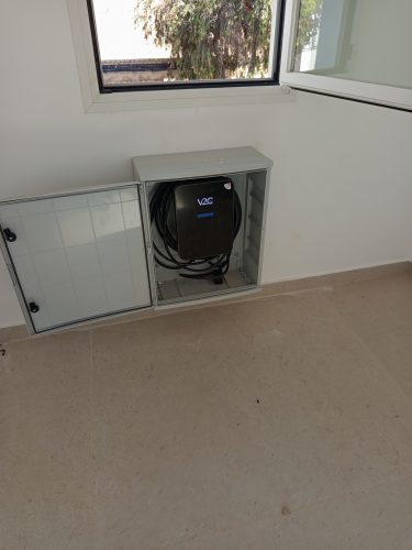 Instalación de punto de carga de vehículo eléctrico V2C de realizada por ALXELECTRIC