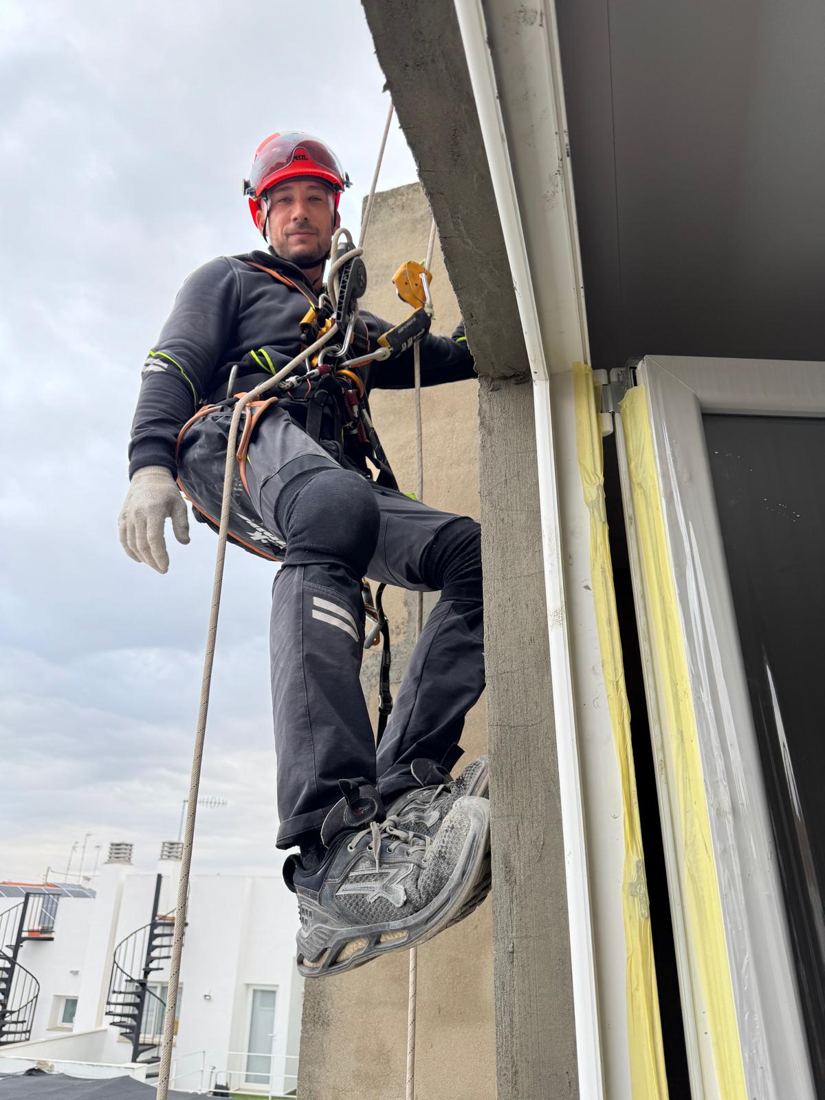 Alx electric realizando trabajos verticales
