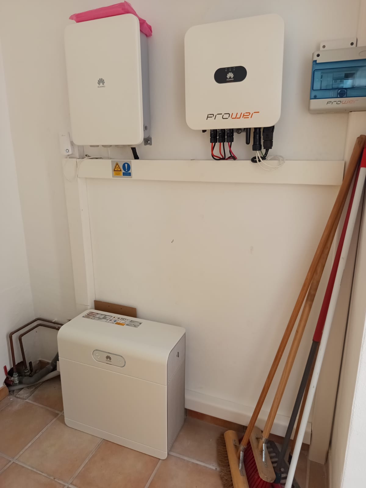 Instalación de batería solar y equipos de autoconsumo fotovoltaico