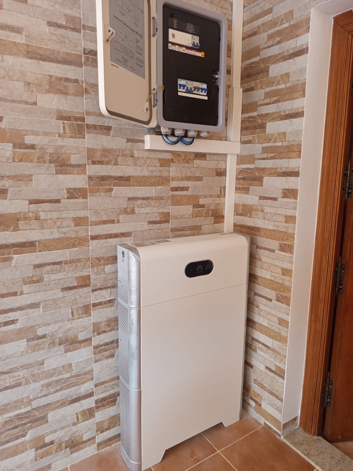 Batería Huawei para autoconsumo fotovoltaico instalada por ALX Electric